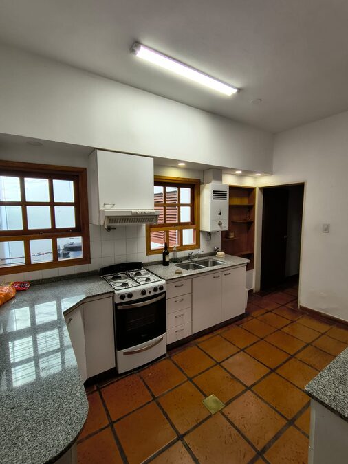 CHALET / 3 DORMITORIOS / CENTRO / COCHERA DOBLE / PATIO VERDE