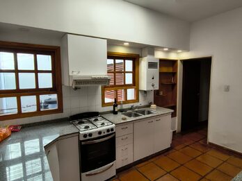 CHALET / 3 DORMITORIOS / CENTRO / COCHERA DOBLE / PATIO VERDE