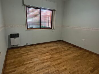 CHALET / 3 DORMITORIOS / CENTRO / COCHERA DOBLE / PATIO VERDE