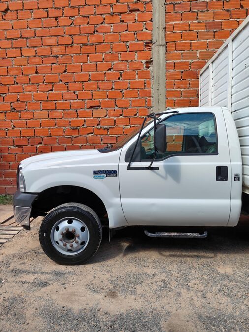 VENDO FORD 4000 CON CAJA SAIDER MODELO 2012 ÚNICO DUEÑO
