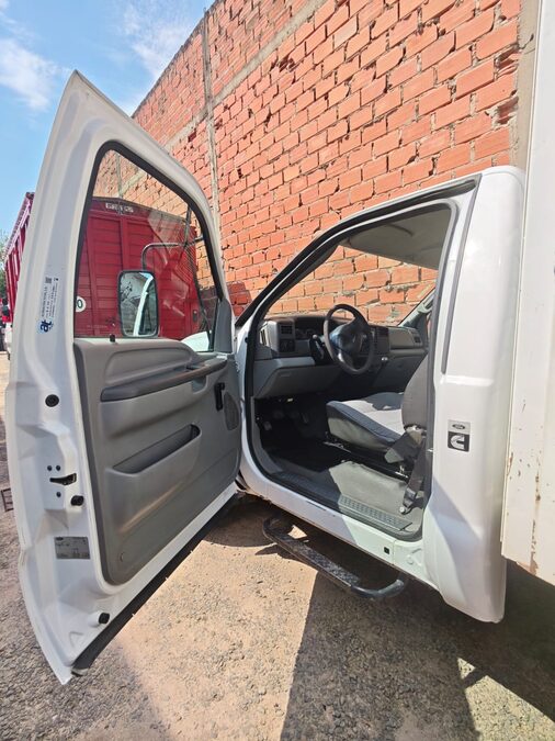 VENDO FORD 4000 CON CAJA SAIDER MODELO 2012 ÚNICO DUEÑO