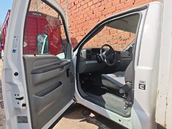 VENDO FORD 4000 CON CAJA SAIDER MODELO 2012 ÚNICO DUEÑO