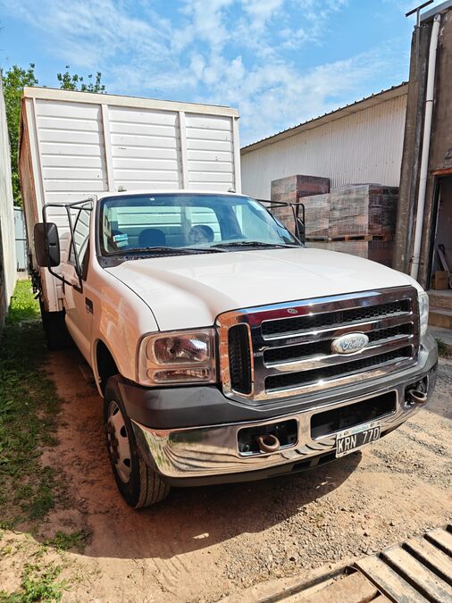 VENDO FORD 4000 CON CAJA SAIDER MODELO 2012 ÚNICO DUEÑO