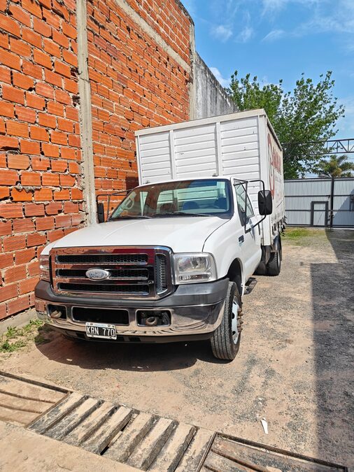 VENDO FORD 4000 CON CAJA SAIDER MODELO 2012 ÚNICO DUEÑO