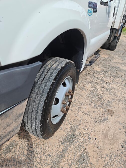 VENDO FORD 4000 CON CAJA SAIDER MODELO 2012 ÚNICO DUEÑO