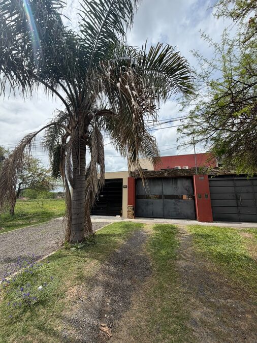VENDO HERMOSO Y AMPLIO DUPLEX - BARRIO MEDICO