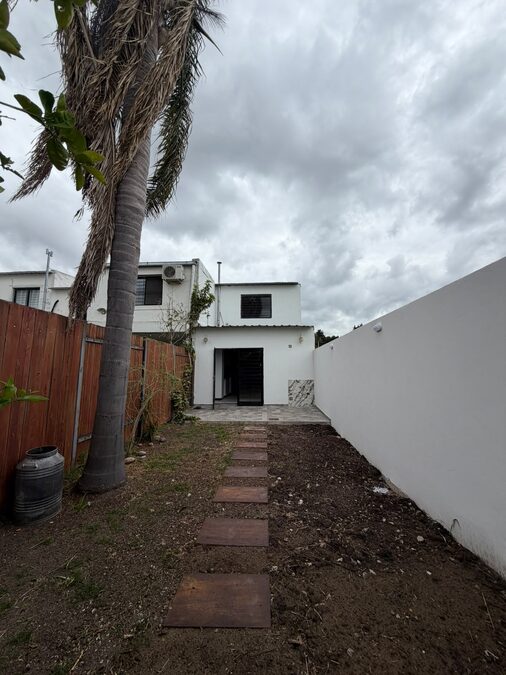 VENDO HERMOSO Y AMPLIO DUPLEX - BARRIO MEDICO