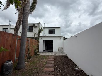 VENDO HERMOSO Y AMPLIO DUPLEX - BARRIO MEDICO