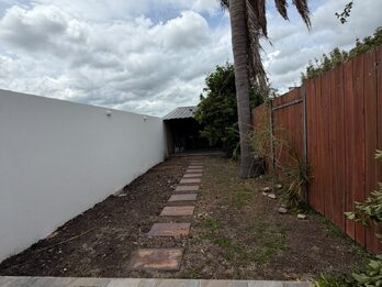 VENDO HERMOSO Y AMPLIO DUPLEX - BARRIO MEDICO