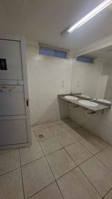 ALQUILO IMPORTANTE LOCAL COMERCIAL CENTRICO 869M2