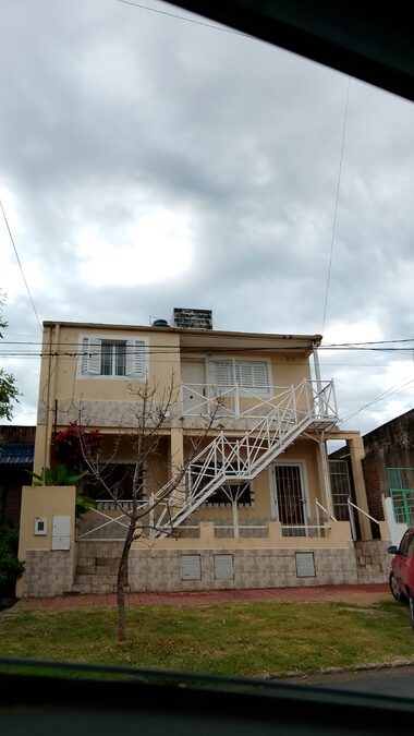 ALQUILO CASA DE DOS DORMITORIOS EN CALLE BOULEVARD MORENO 557