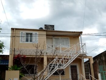 ALQUILO CASA DE DOS DORMITORIOS EN CALLE BOULEVARD MORENO 557