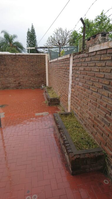 ALQUILO CASA DE DOS DORMITORIOS EN CALLE BOULEVARD MORENO 557