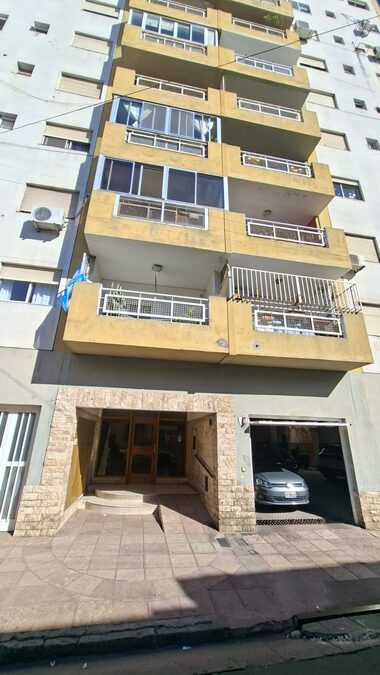 VENDO DEPARTAMENTO DE TRES DORMITORIOS A UNA CUADRA Y MEDIA DE CASA DE GOBIERNO
