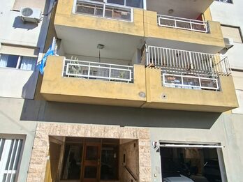 VENDO DEPARTAMENTO DE TRES DORMITORIOS A UNA CUADRA Y MEDIA DE CASA DE GOBIERNO