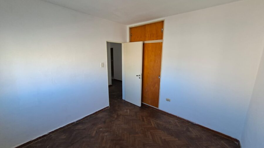 VENDO DEPARTAMENTO DE TRES DORMITORIOS A UNA CUADRA Y MEDIA DE CASA DE GOBIERNO