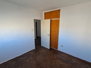 VENDO DEPARTAMENTO DE TRES DORMITORIOS A UNA CUADRA Y MEDIA DE CASA DE GOBIERNO