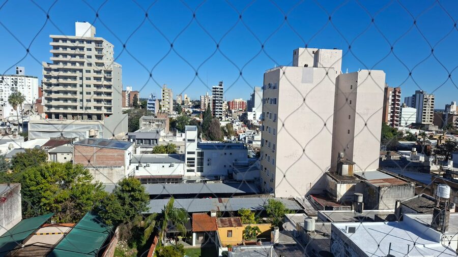 VENDO DEPARTAMENTO DE TRES DORMITORIOS A UNA CUADRA Y MEDIA DE CASA DE GOBIERNO
