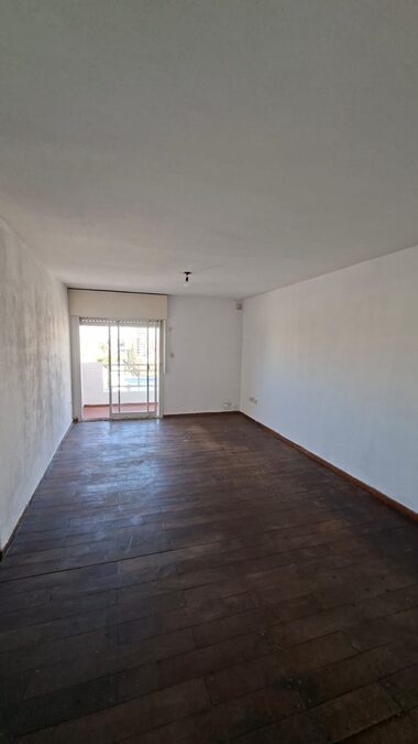 VENDO DEPARTAMENTO DE TRES DORMITORIOS A UNA CUADRA Y MEDIA DE CASA DE GOBIERNO