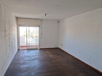 VENDO DEPARTAMENTO DE TRES DORMITORIOS A UNA CUADRA Y MEDIA DE CASA DE GOBIERNO