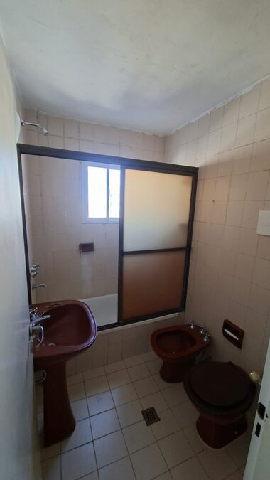 VENDO DEPARTAMENTO DE TRES DORMITORIOS A UNA CUADRA Y MEDIA DE CASA DE GOBIERNO