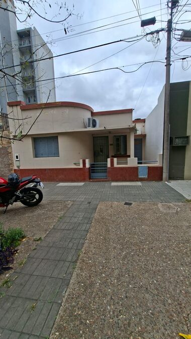 VENDO CASA EN CALLE LA RIOJA