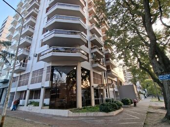 VENDO DEPARTAMENTO EN PLENO PARQUE URQUIZA CON EXCELENTE VISTA