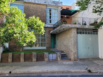 VENDO AMPLIA CASA EN ZONA PARQUE URUQUIZA