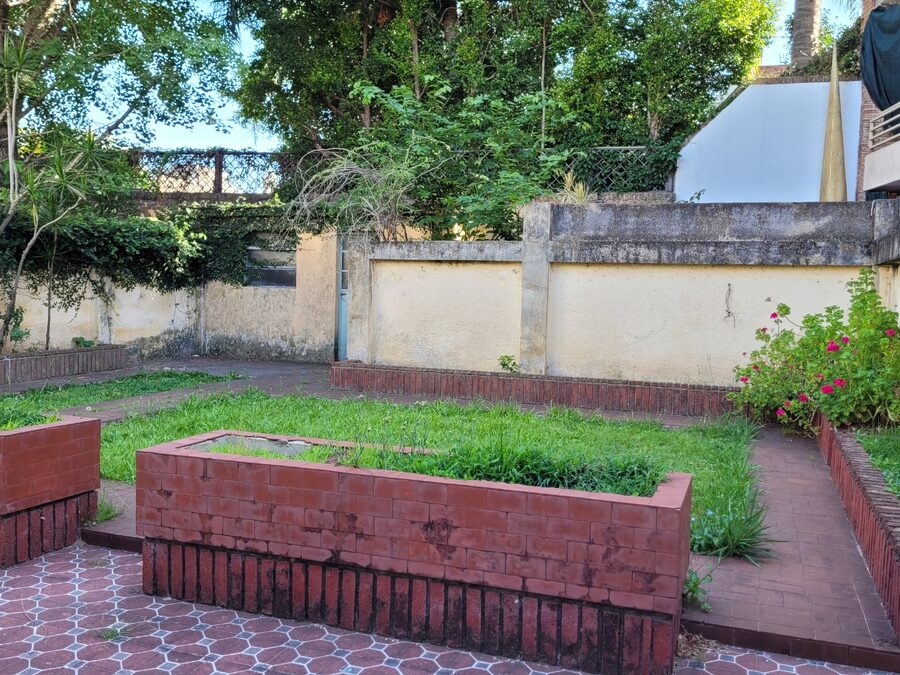 VENDO AMPLIA CASA EN ZONA PARQUE URUQUIZA