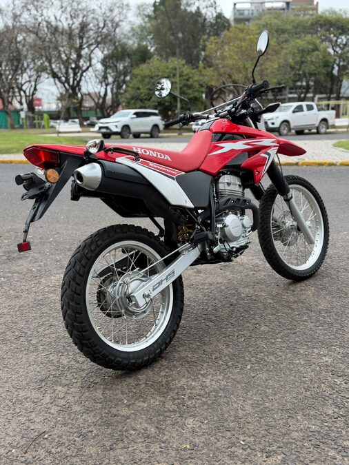 VENDO TORNADO 2024 CON 3 MIL KM