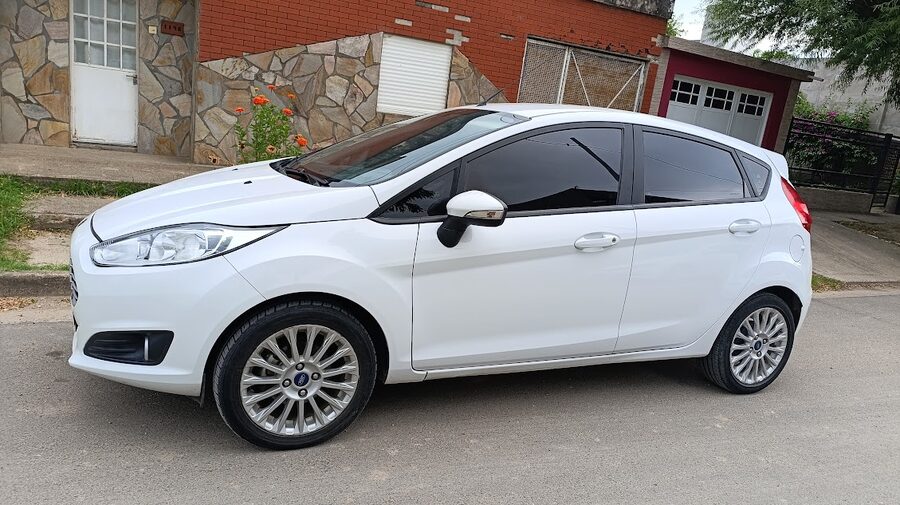 FIESTA SE IMPECABLE VENDO PERMUTO