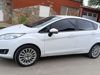 FIESTA SE IMPECABLE VENDO PERMUTO