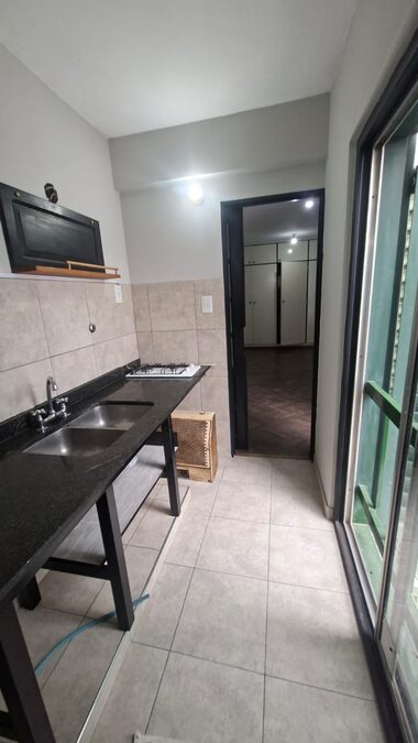 ALQUILO MONOAMBIENTE EN PLENO CENTRO CON COCINA SEPARADA