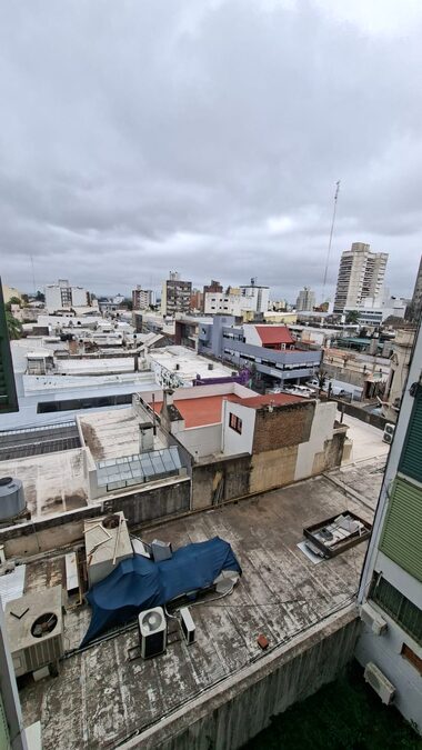 ALQUILO MONOAMBIENTE EN PLENO CENTRO CON COCINA SEPARADA