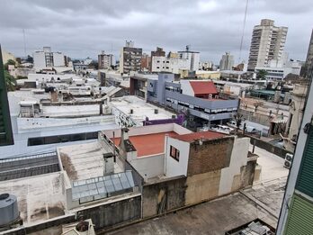 ALQUILO MONOAMBIENTE EN PLENO CENTRO CON COCINA SEPARADA