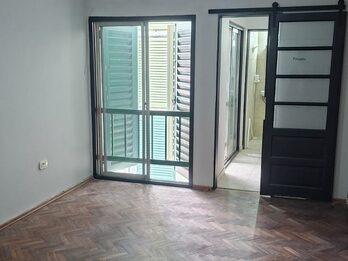 ALQUILO MONOAMBIENTE EN PLENO CENTRO CON COCINA SEPARADA