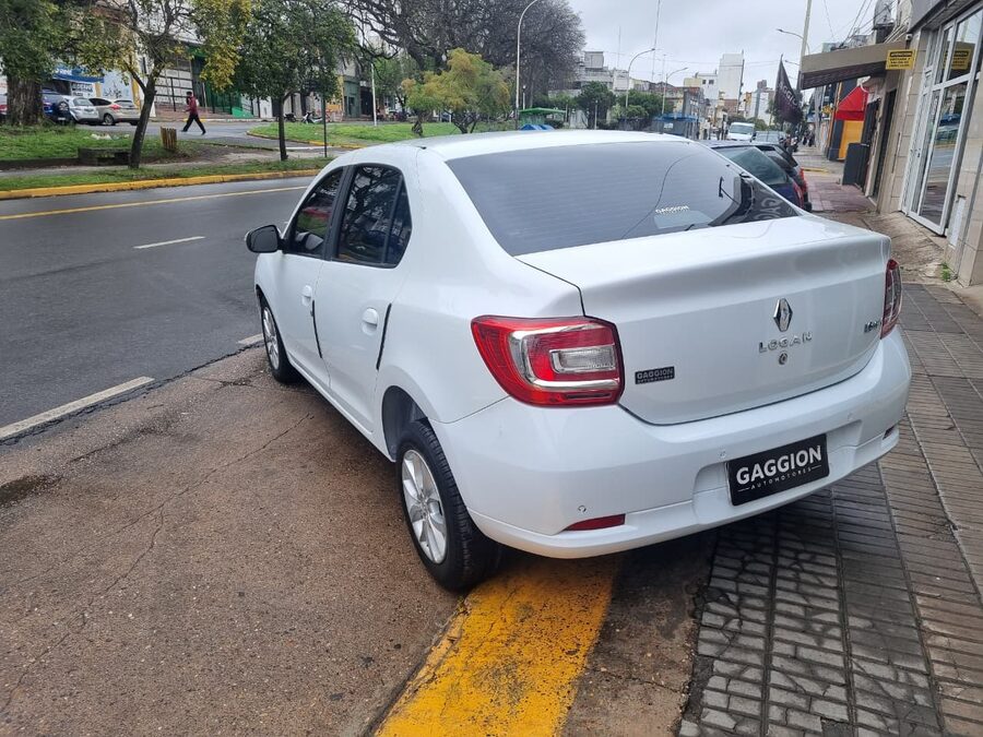 Original Renault Logan Privilege 1.6 MT / 2017