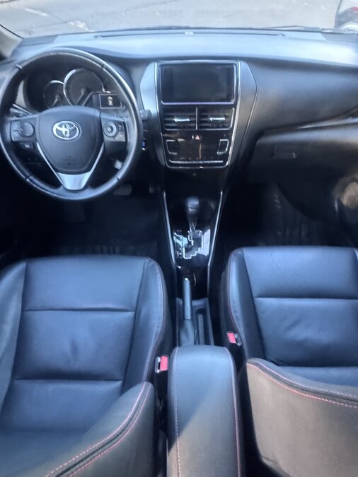 Yaris impecable permuto y financio