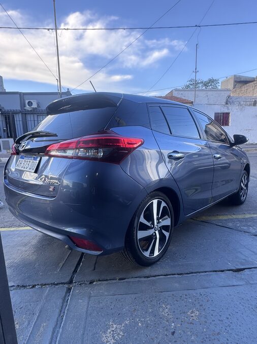 Yaris impecable permuto y financio
