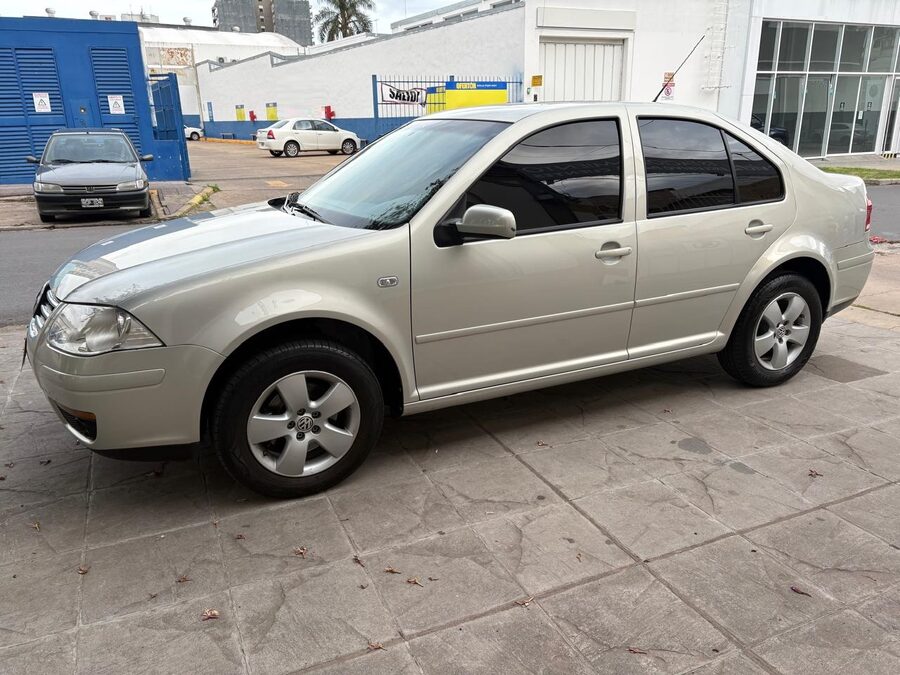 VOLKSWAGEN BORA 2.0 TRENDLINE TIPTRONIC 2011