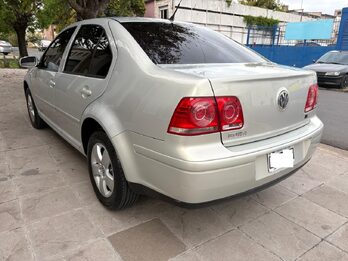 VOLKSWAGEN BORA 2.0 TRENDLINE TIPTRONIC 2011