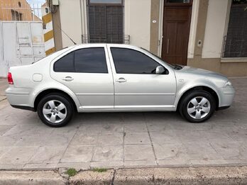 VOLKSWAGEN BORA 2.0 TRENDLINE TIPTRONIC 2011