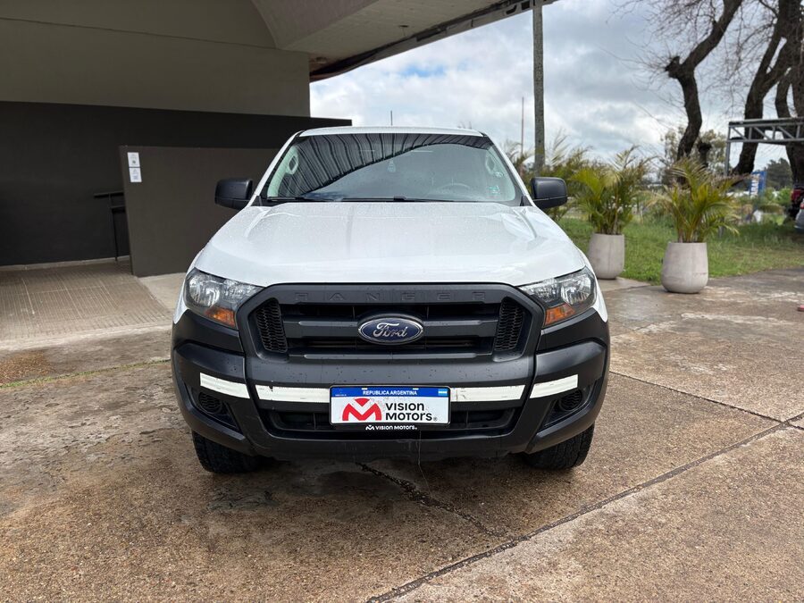 FORD RANGER 2.2 4x4 XL CB. Recibo vehículos de menor y mayor valor.