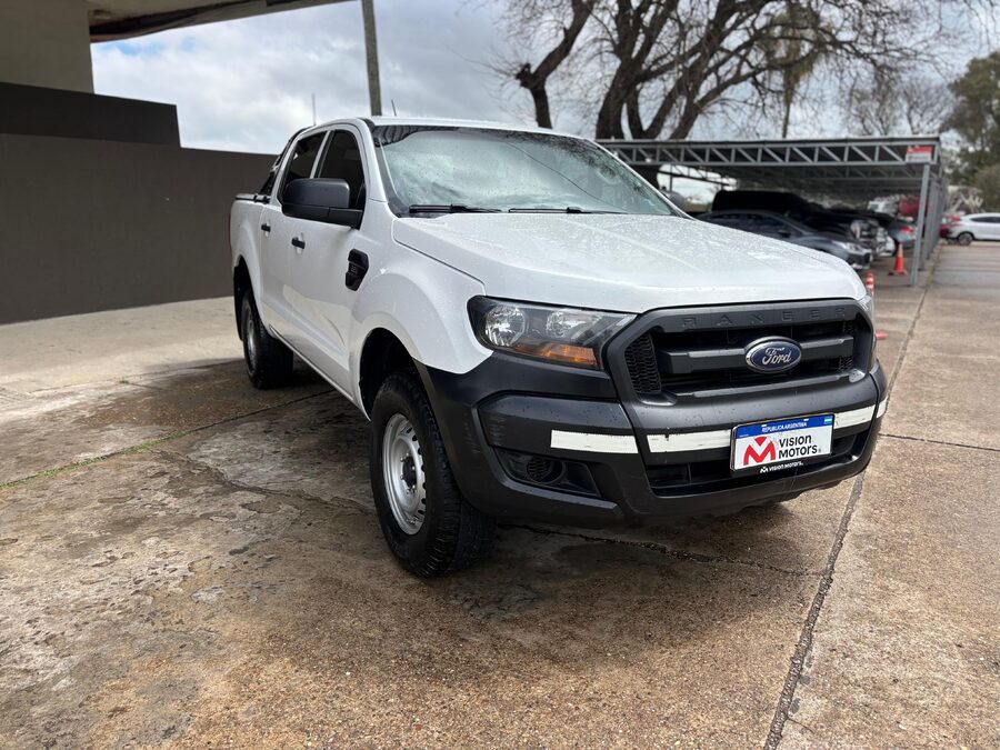FORD RANGER 2.2 4x4 XL CB. Recibo vehículos de menor y mayor valor.
