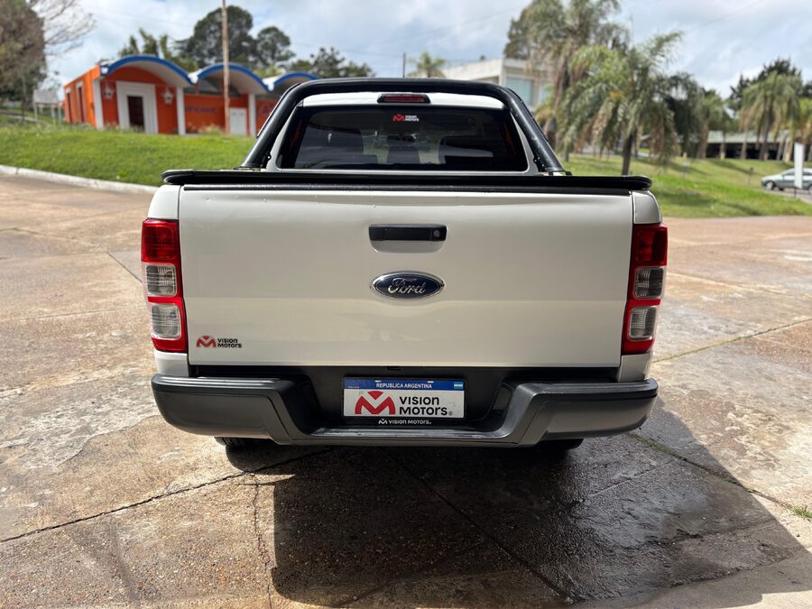 FORD RANGER 2.2 4x4 XL CB. Recibo vehículos de menor y mayor valor.
