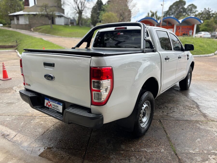 FORD RANGER 2.2 4x4 XL CB. Recibo vehículos de menor y mayor valor.