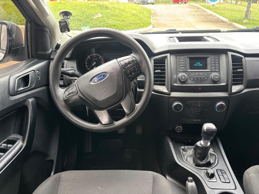 FORD RANGER 2.2 4x4 XL CB. Recibo vehículos de menor y mayor valor.