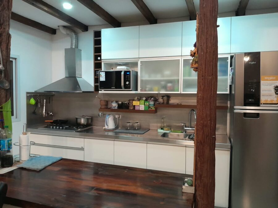 En venta casa tres dormitorios, cochera , patio verde, piscina !
