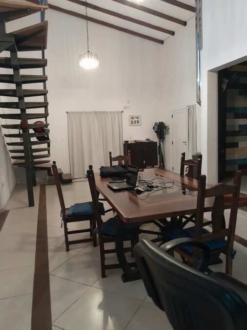 En venta casa tres dormitorios, cochera , patio verde, piscina !