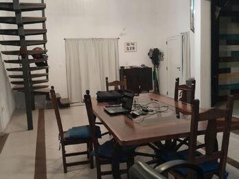 En venta casa tres dormitorios, cochera , patio verde, piscina !
